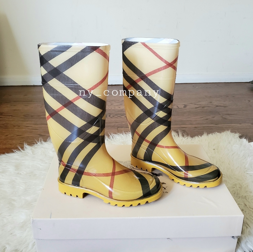 (SALE)Burberry Yellow/Black Check Rain boot (Bran New)